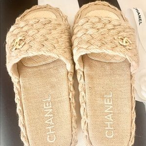 Chanel slides size 8.5 my authentic slides are an 8.5
